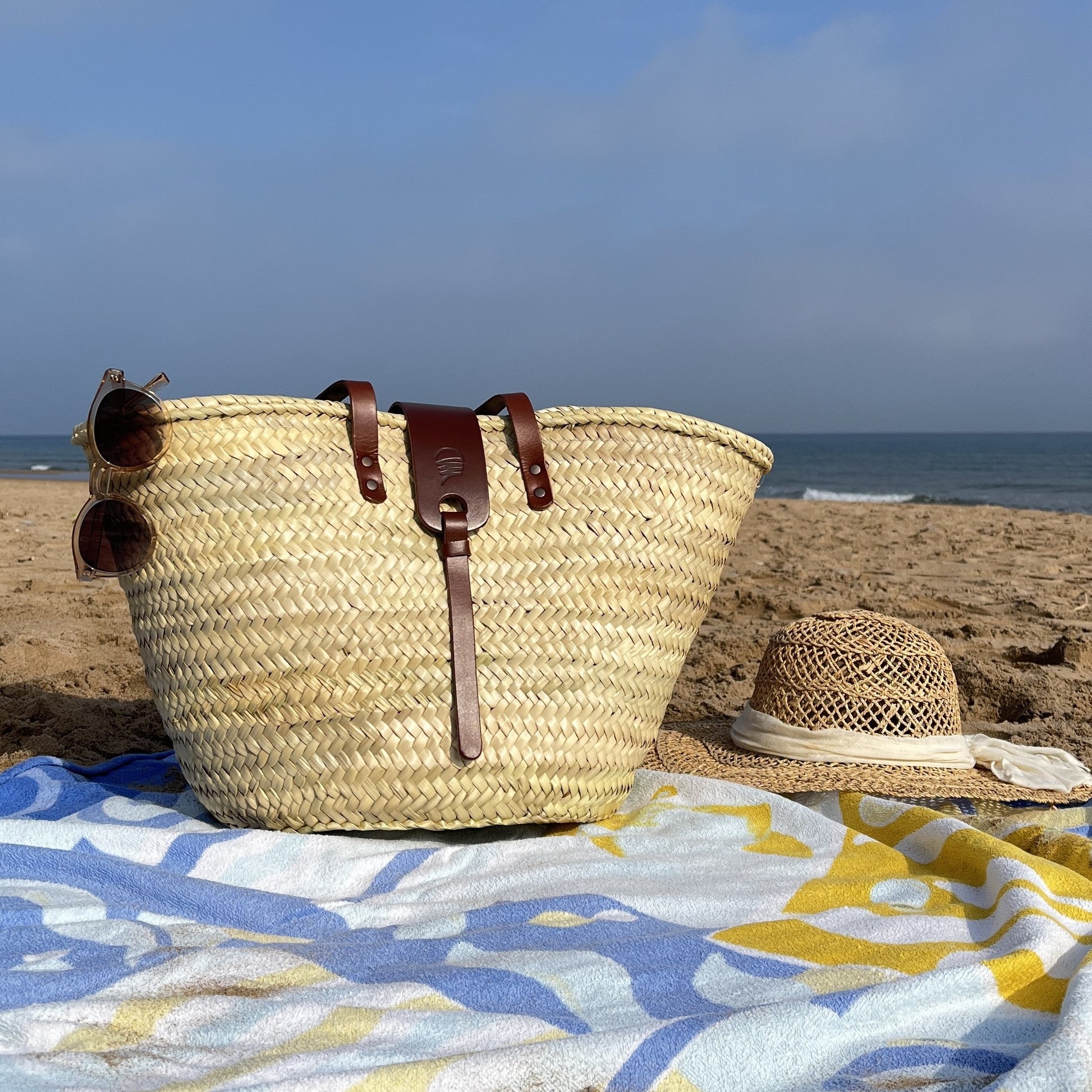 Bolso de playa de palma con asas de cuero, con cremallera y cierre de solapa, ideal para llevar tus esenciales con estilo.