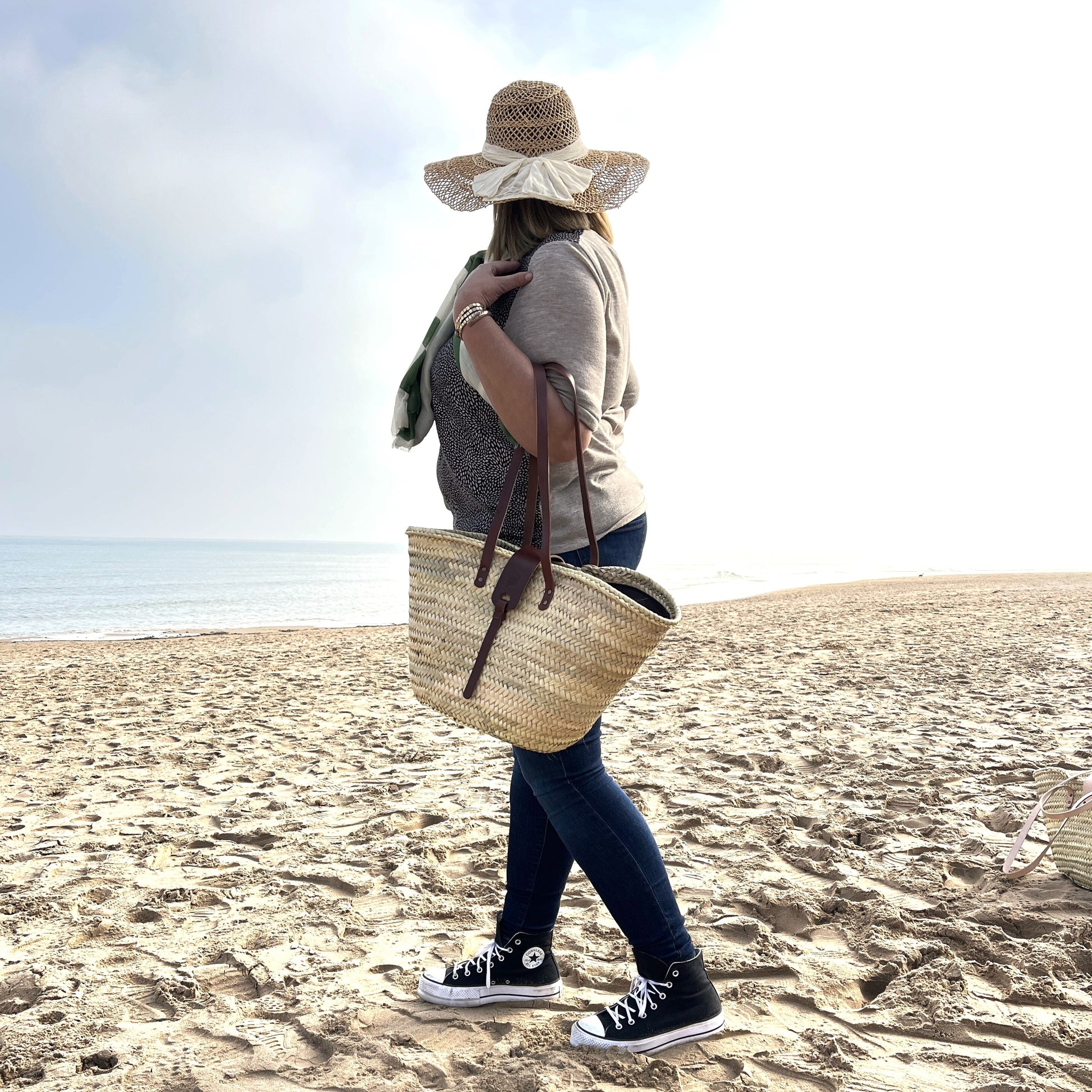 Bolso de playa de palma con asas de cuero, con cremallera y cierre de solapa, ideal para llevar tus esenciales con estilo.