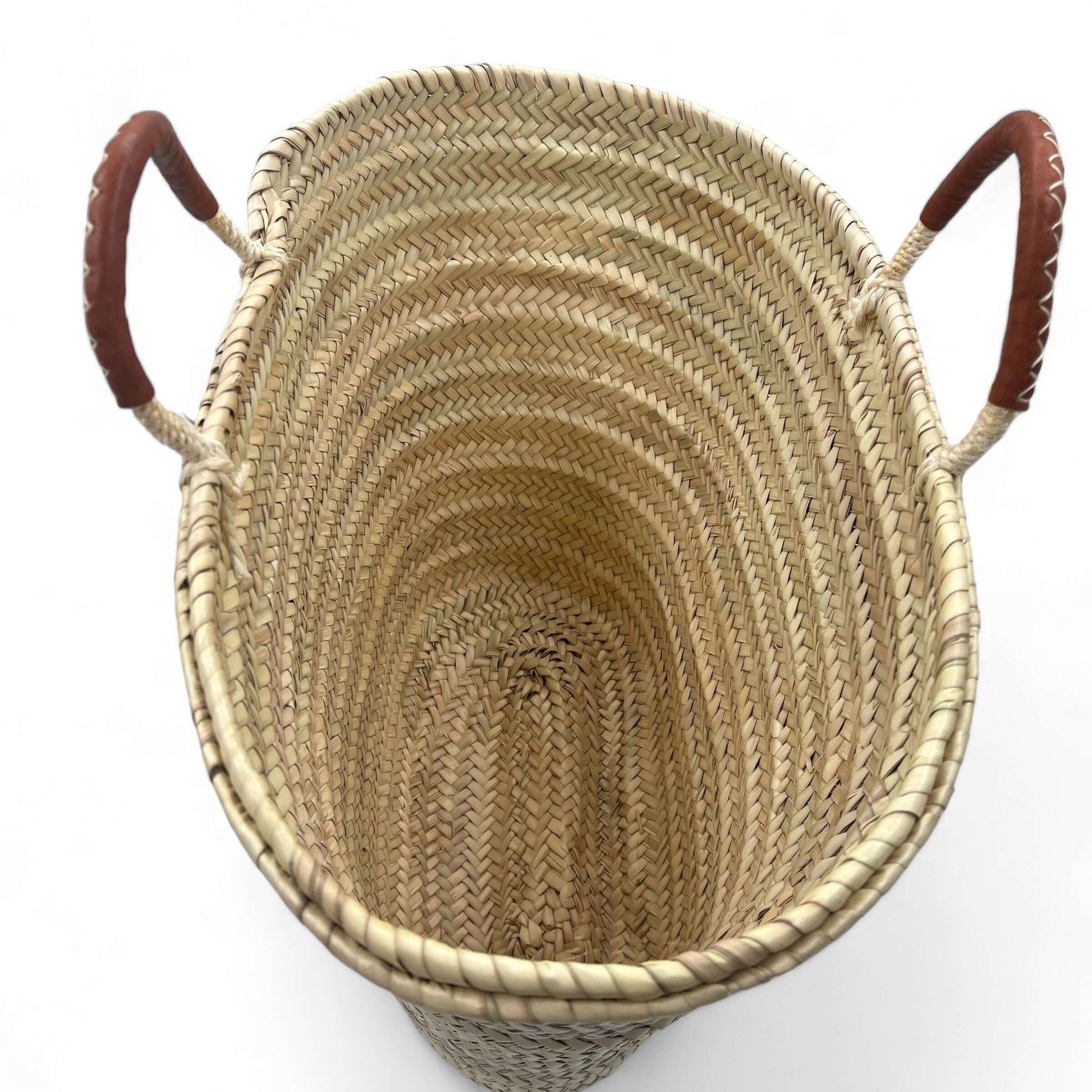 Capazo de palma con asas de cuero, ideal para la playa y uso diario, espacioso y elegante.