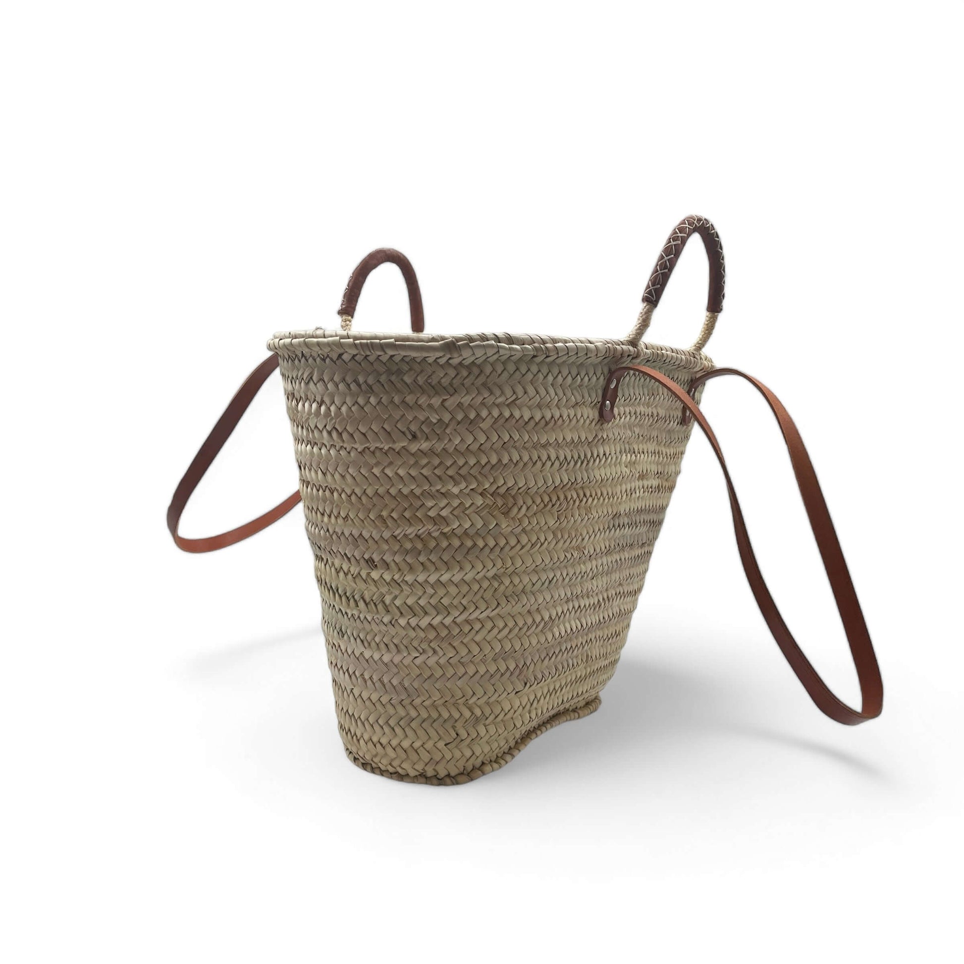 Bolso de playa de palma con asas de cuero, ideal para llevar tus esenciales con estilo.