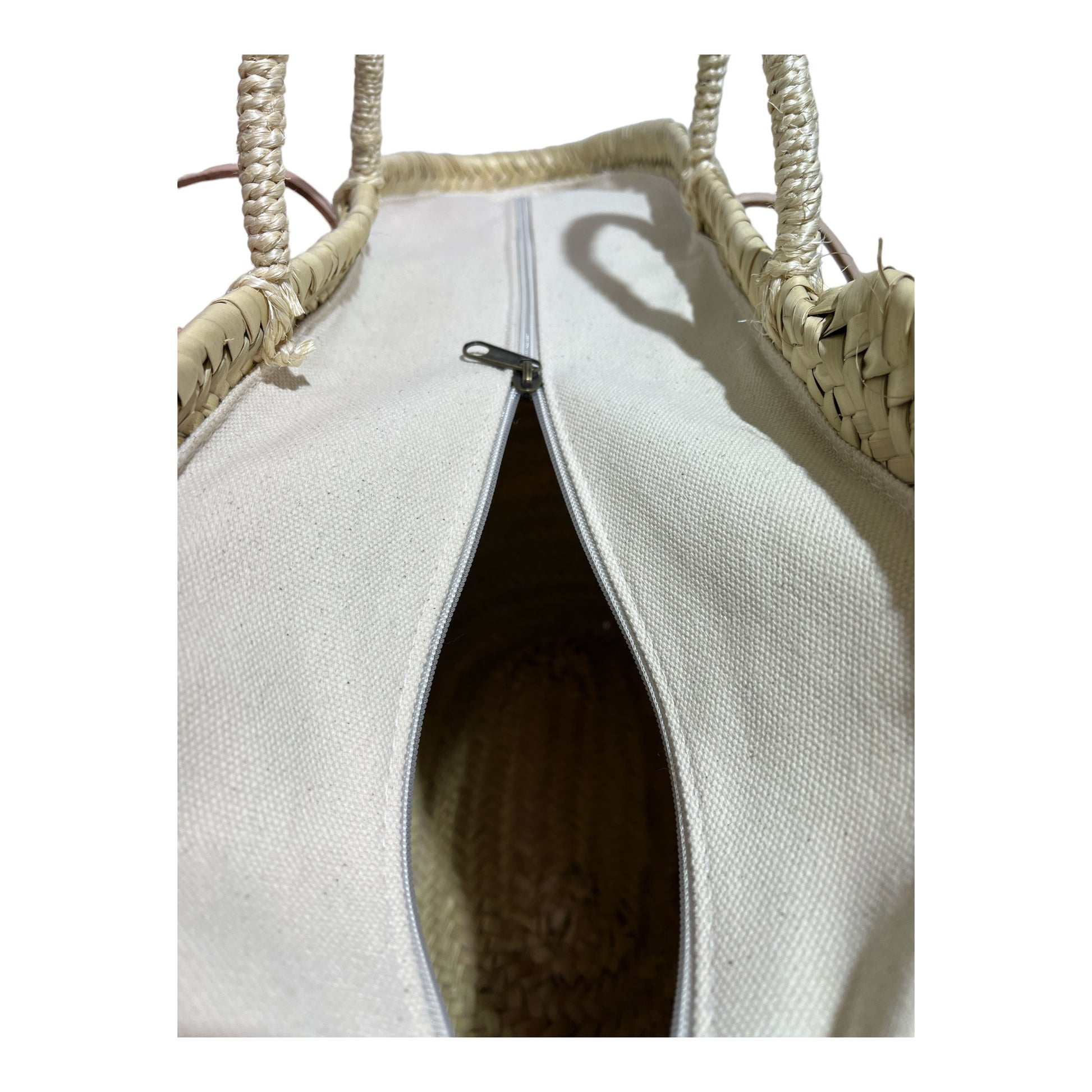 Capazo de playa de palma con asas de cuero, con cremallera y cierre de solapa, ideal para llevar tus esenciales con estilo.