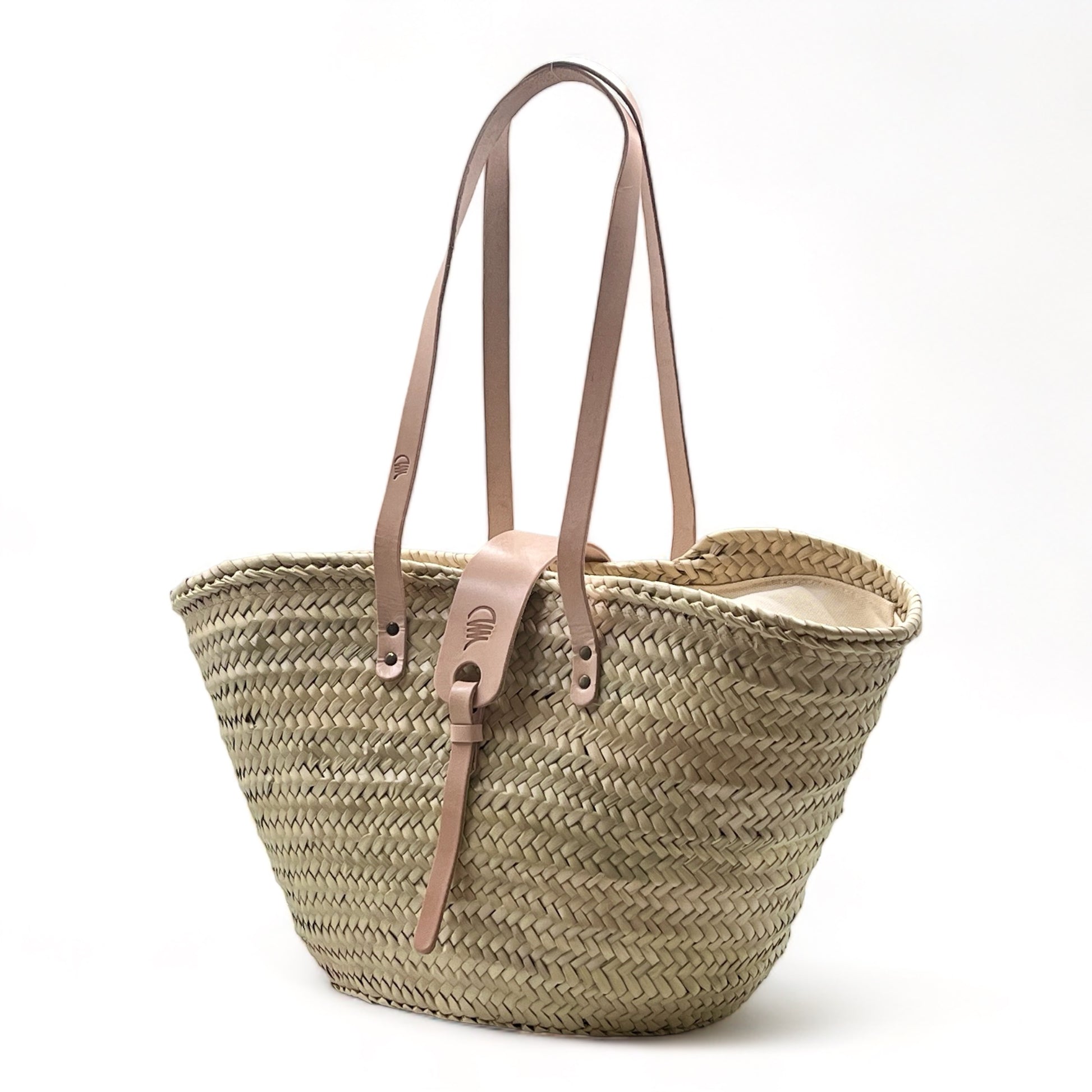Capazo de playa de palma con asas de cuero, con cremallera y cierre de solapa, ideal para llevar tus esenciales con estilo.