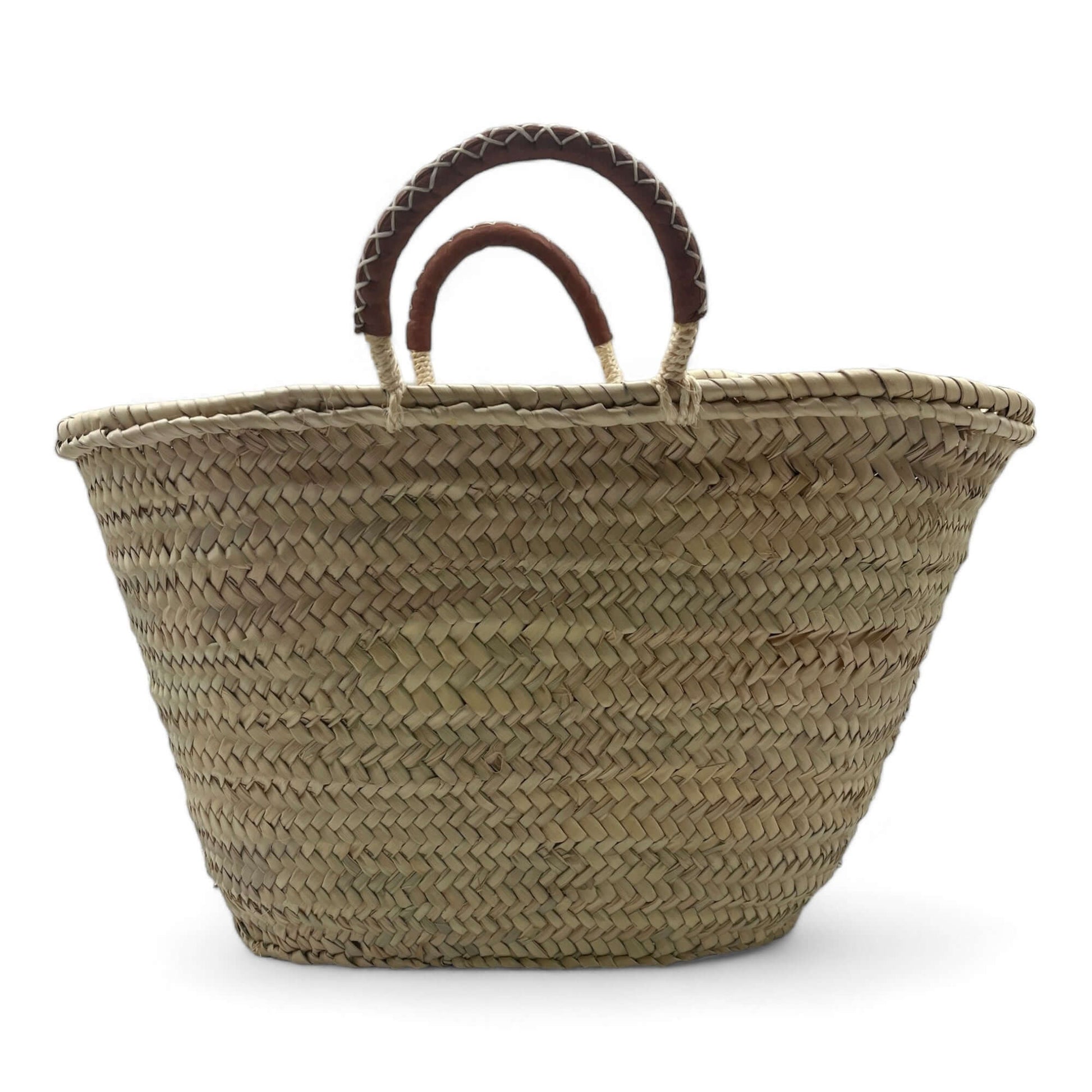 Capazo de palma con asas de cuero, ideal como bolso de playa o accesorio para el día a día.