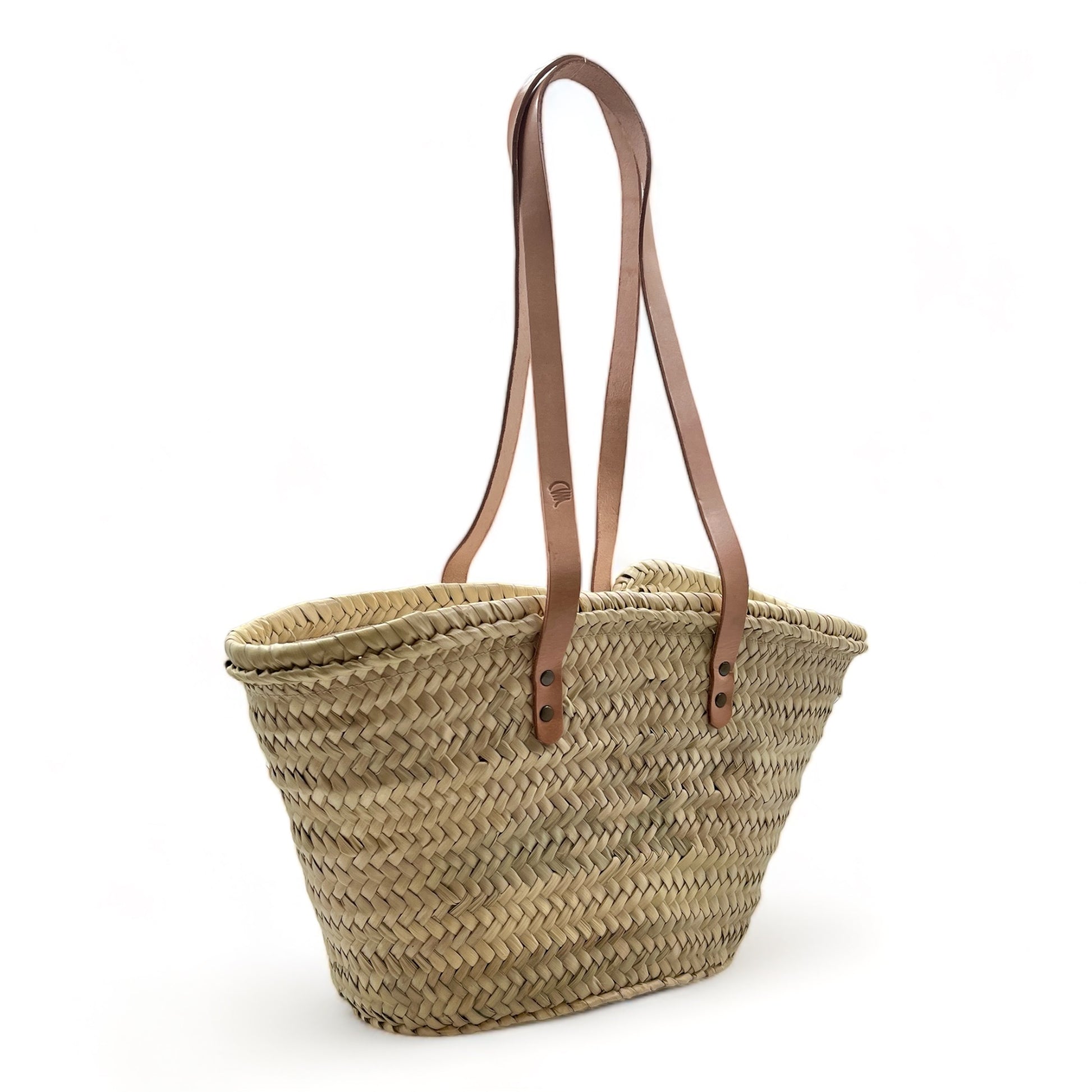 Capazo de palma para hombro con dos asas de cuero y con cremallera, ideal para llevar tus esenciales con estilo.
