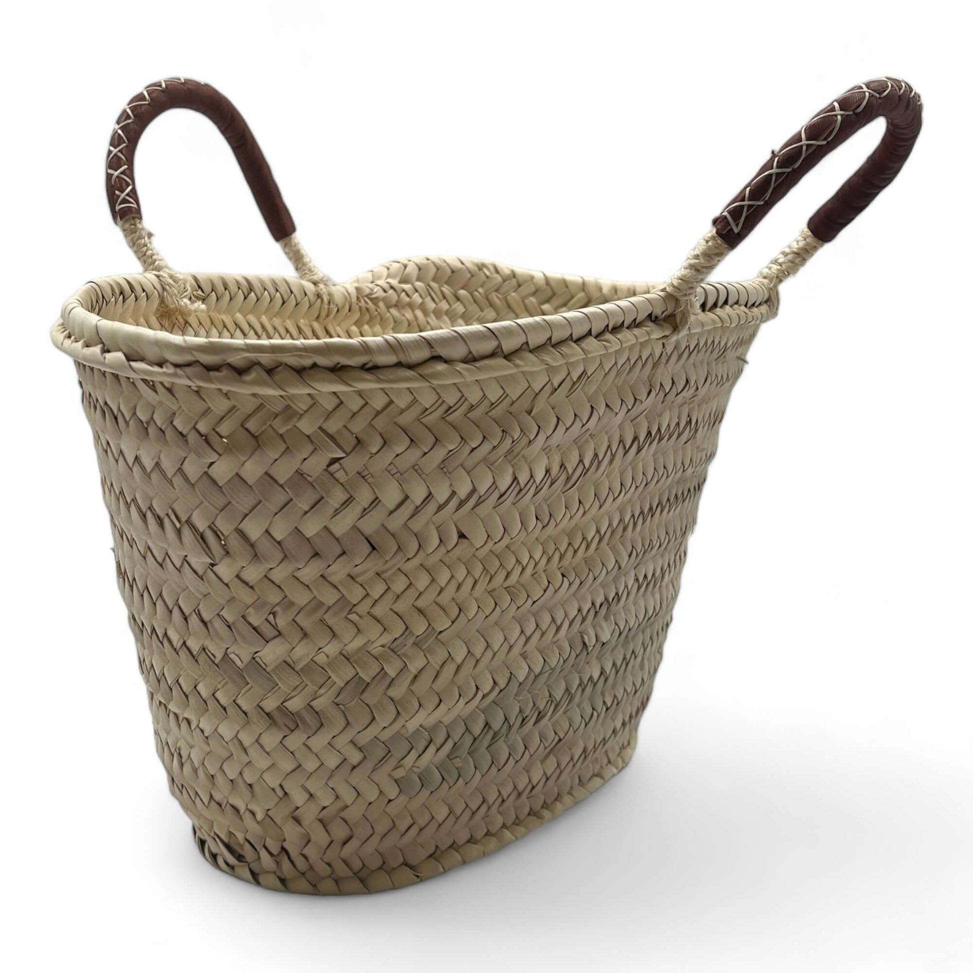 Capazo de palma con asas de cuero, ideal para la playa y uso diario, espacioso y elegante.