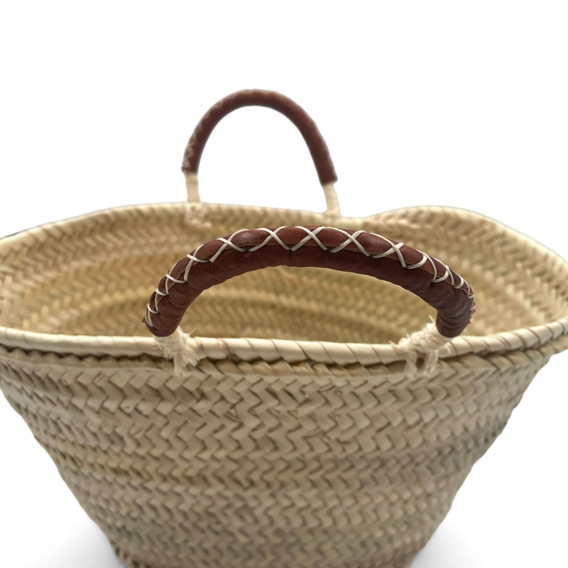 Capazo de palma con asas de cuero, ideal para la playa y uso diario, espacioso y elegante.