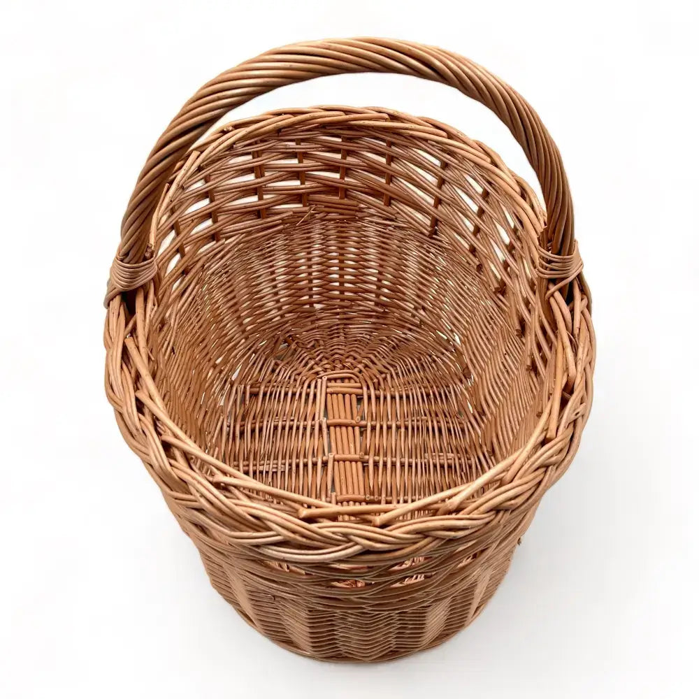 Cesta de mimbre trenzada con asa para almacenamiento de setas, tamaño mediano y artesanal.