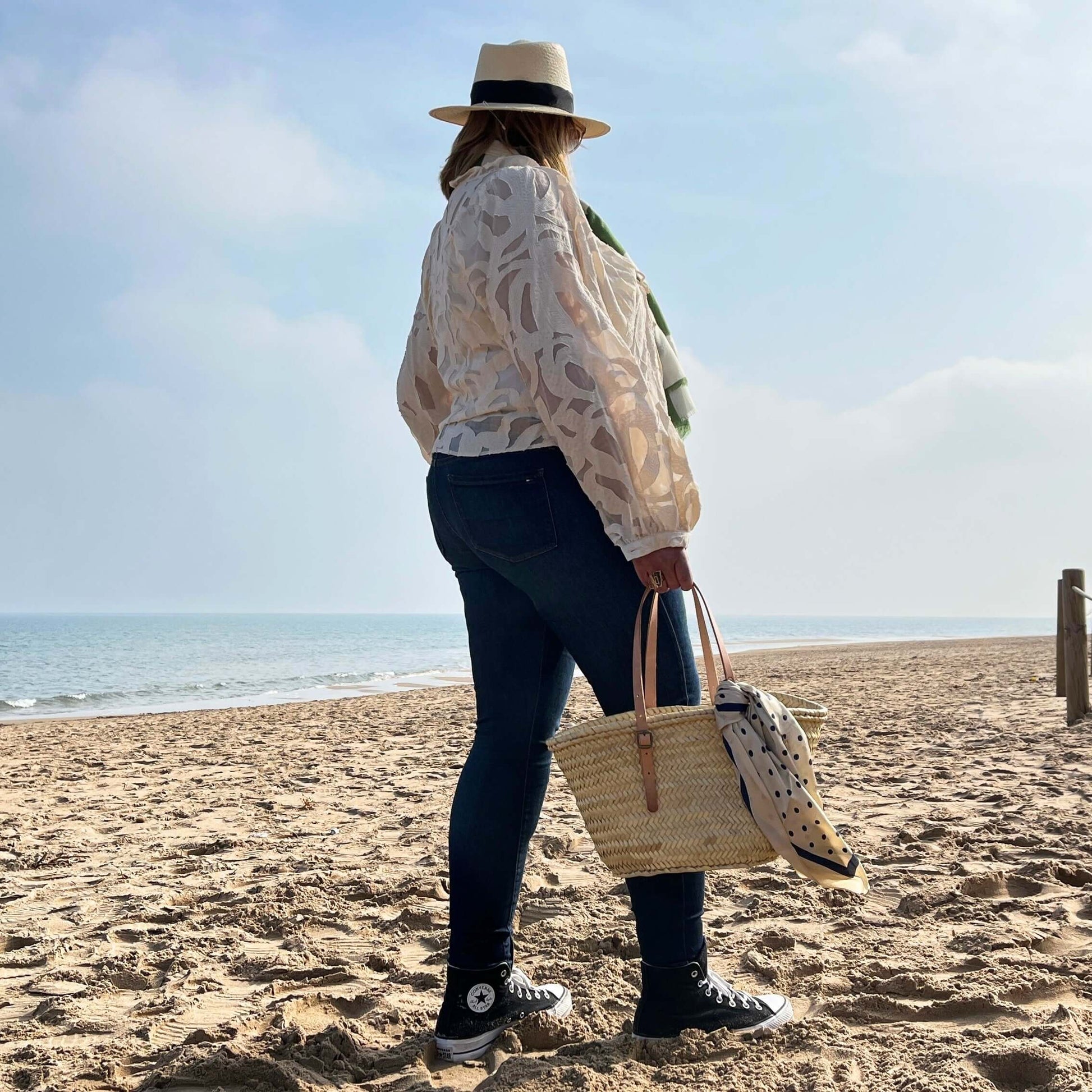 Bolso de paja con doble asa de cuero, estilo capazo, perfecto para el uso diario y la playa.