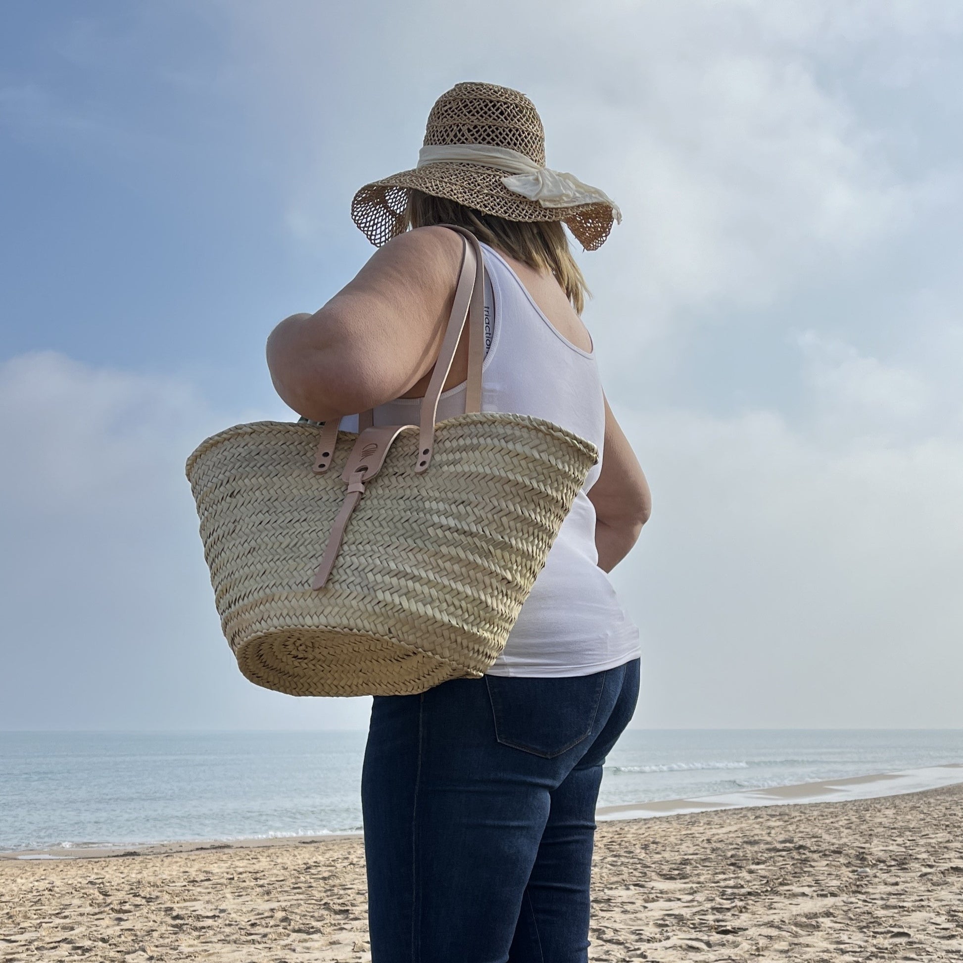 Capazo de playa de palma con asas de cuero, con cremallera y cierre de solapa, ideal para llevar tus esenciales con estilo.