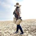 Bolso de playa de palma con asas de cuero, con cremallera y cierre de solapa, ideal para llevar tus esenciales con estilo.