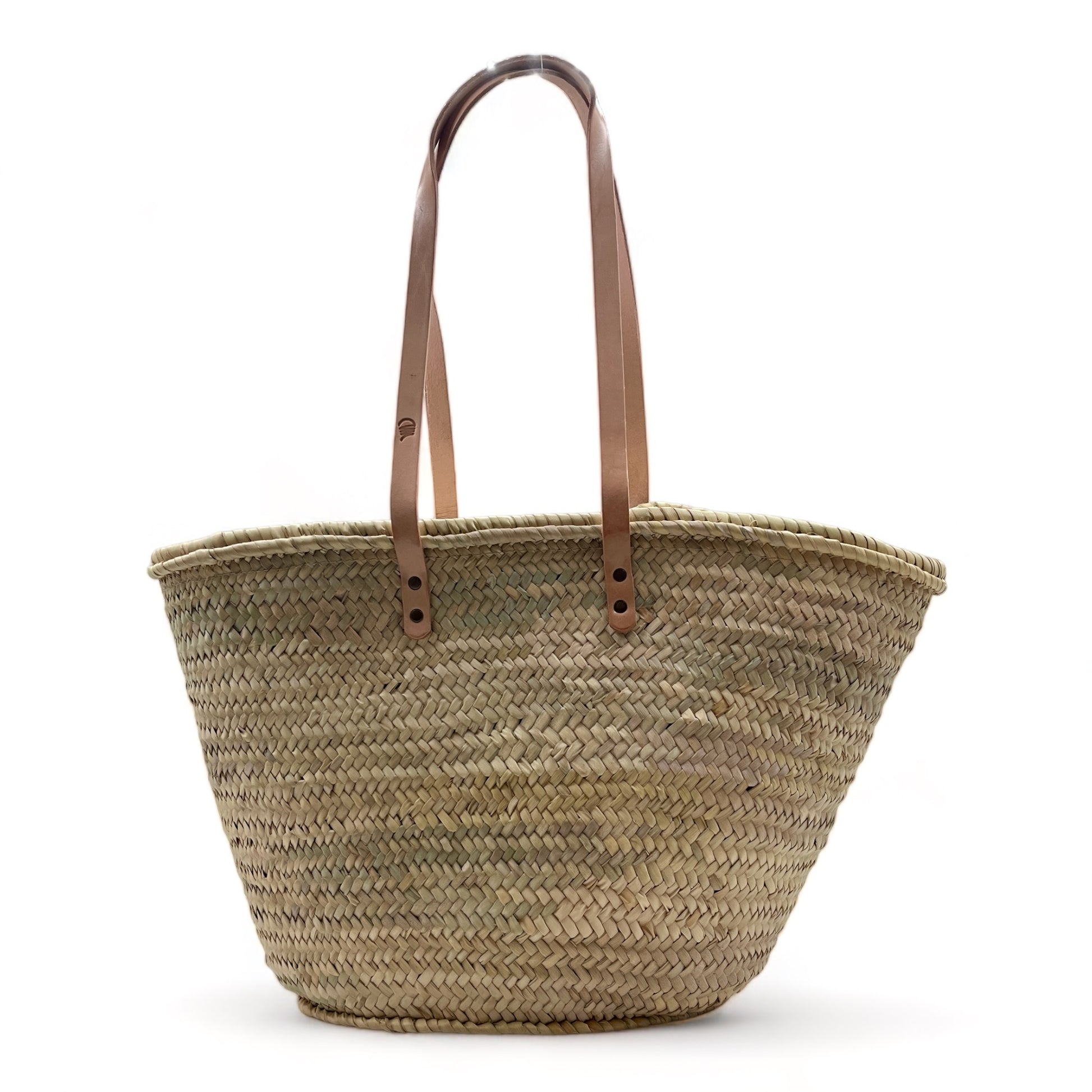 Capazo de palma para hombro  con dos asas de cuero y  con cremallera, ideal para llevar tus esenciales con estilo.