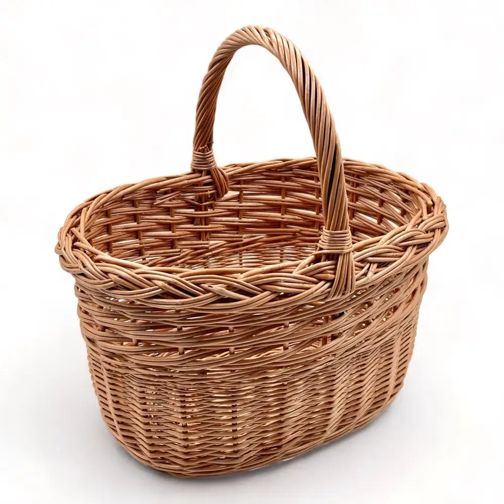 Cesta de mimbre trenzada artesanal con asa, ideal para almacenamiento y recolección de setas.