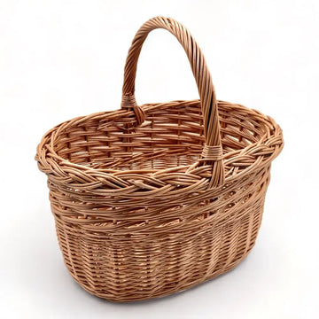 Cesta de mimbre trenzada artesanal con asa, ideal para almacenamiento y recolección de setas.
