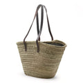 Bolso de palma para hombro  con dos asas de cuero y  con cremallera, ideal para llevar tus esenciales con estilo.