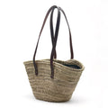 Bolso de palma para hombro  con dos asas de cuero y  con cremallera, ideal para llevar tus esenciales con estilo.