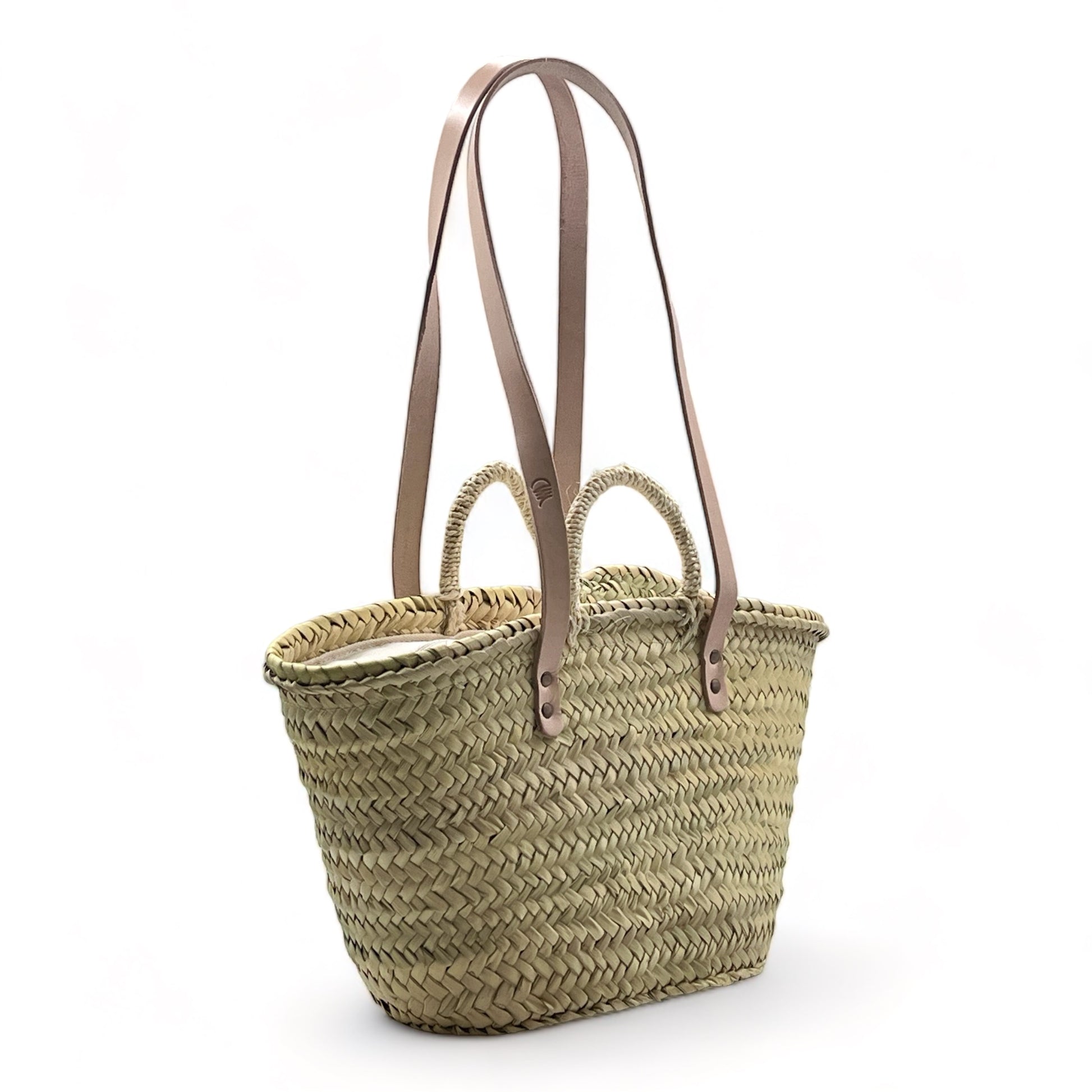 Capazo de paja  con dos asas de cuero y dos asas de palma , con cremallera, ideal para llevar tus esenciales con estilo.