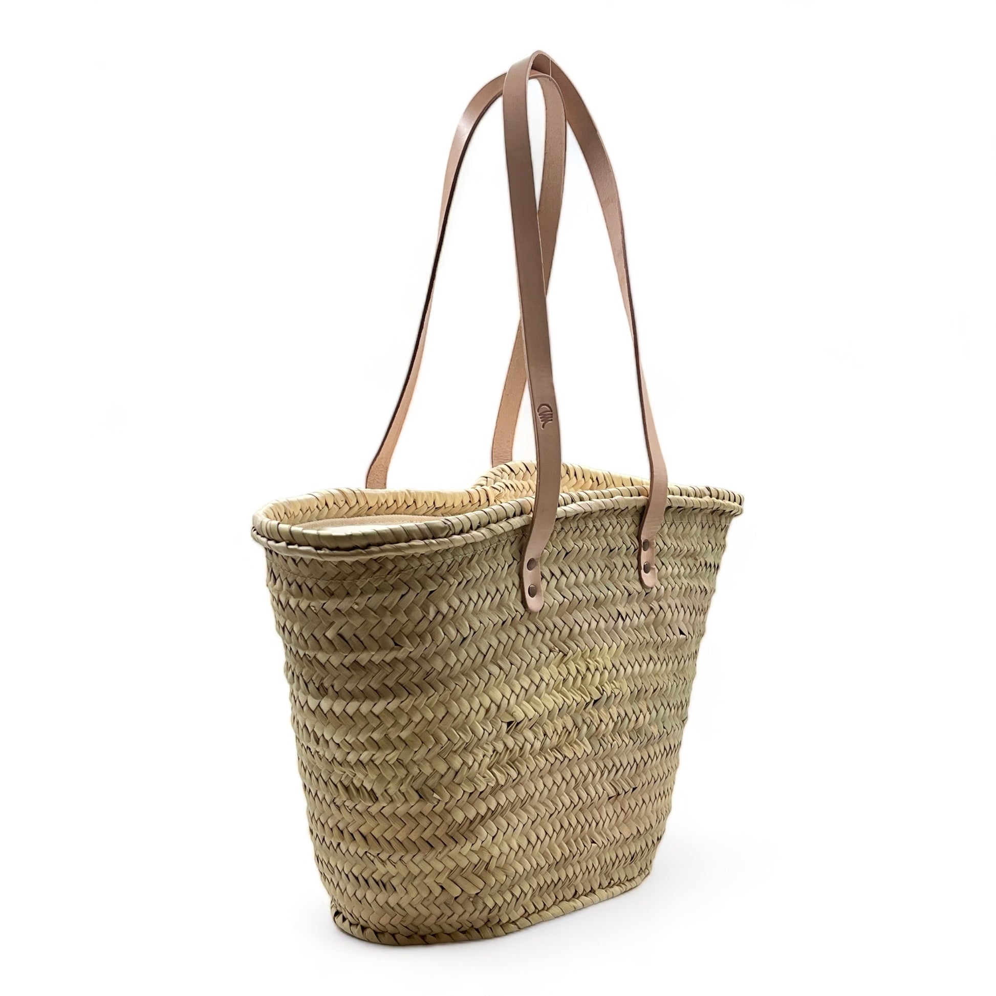 Capazo de palma para hombro  con dos asas de cuero y  con cremallera, ideal para llevar tus esenciales con estilo.